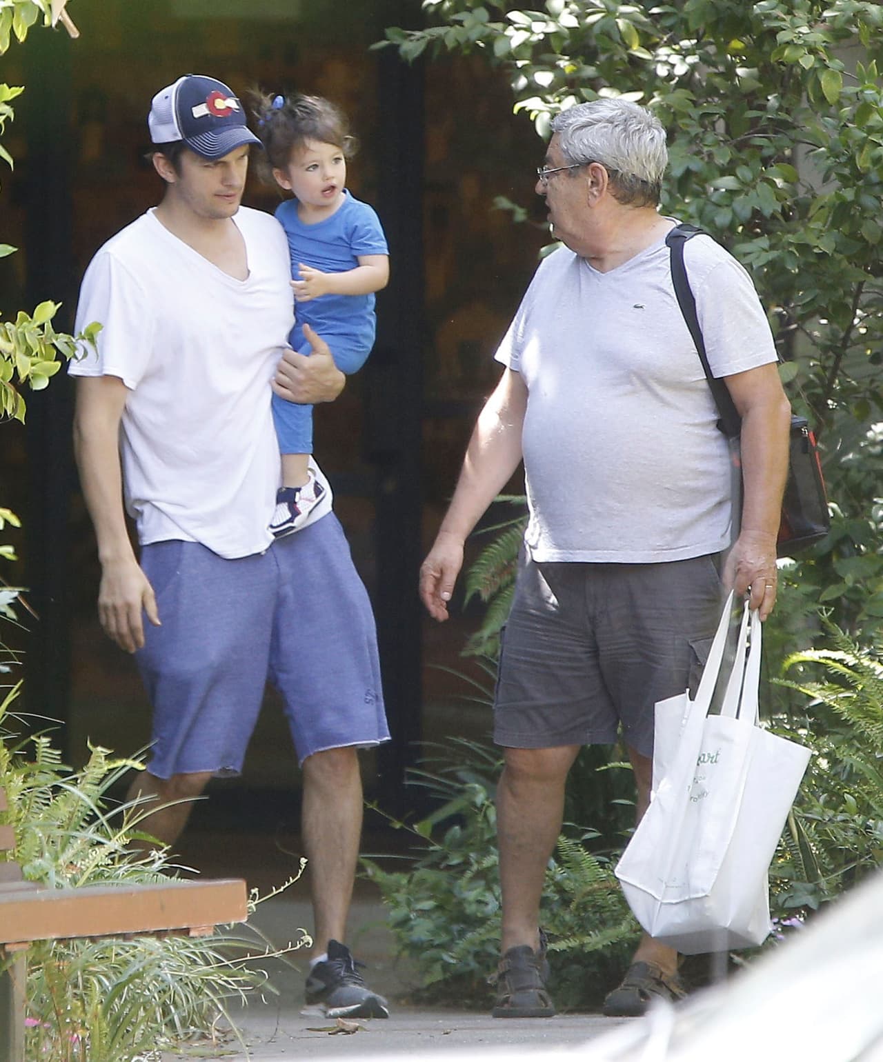 El abuelito compartiendo una mirada con su adorada nietecita.