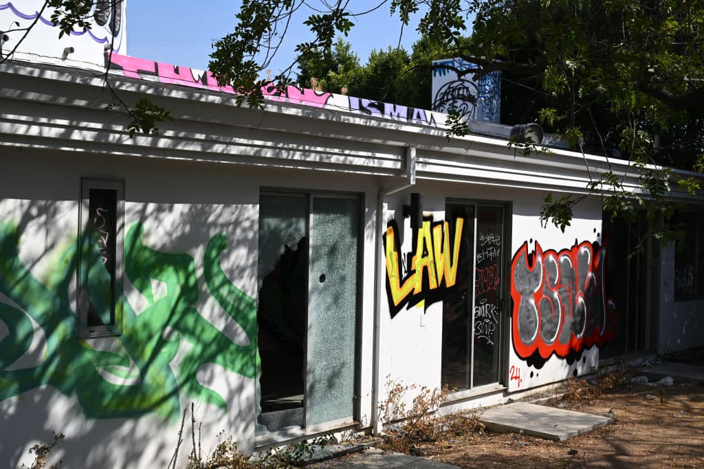 No hay una esquina limpia de grafiti en los
<b> 9,707 pies cuadrados de esta propiedad</b>, que fiscalmente fue abandonada por su dueño hace 10 años.