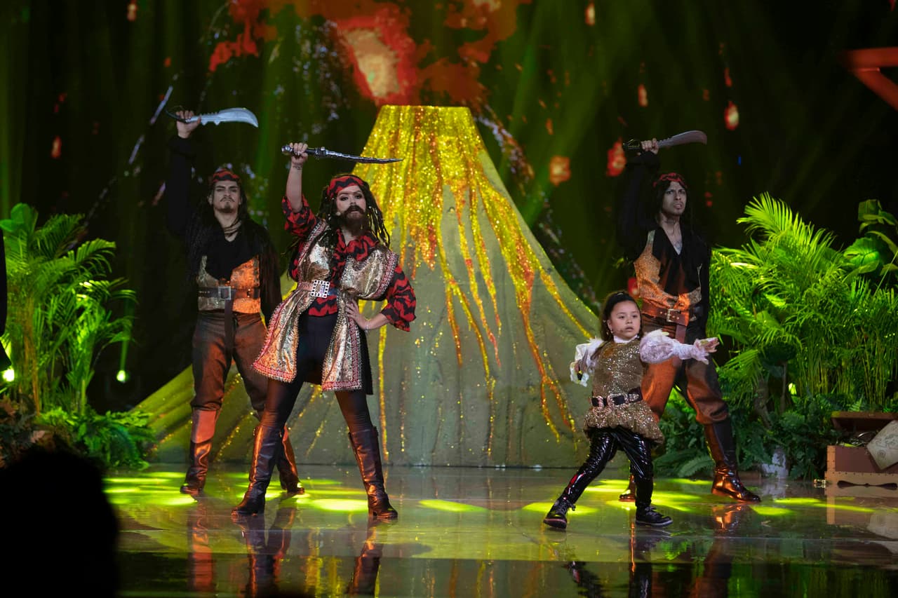 La tercera ronda fue la última en la que vimos a las parejas de amigos actuar. Las primeras en salir al escenario fueron Mariana y Echeverría y Arly con una coreografía ambientada en el tema de piratas.