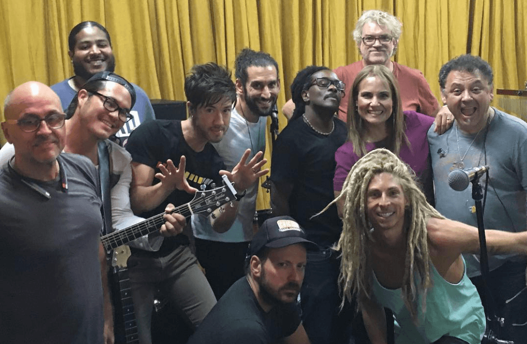 ¿Quiénes son los músicos detrás de los grandes artistas? Una charla con la banda de la casa de 'RiseUP AS ONE'