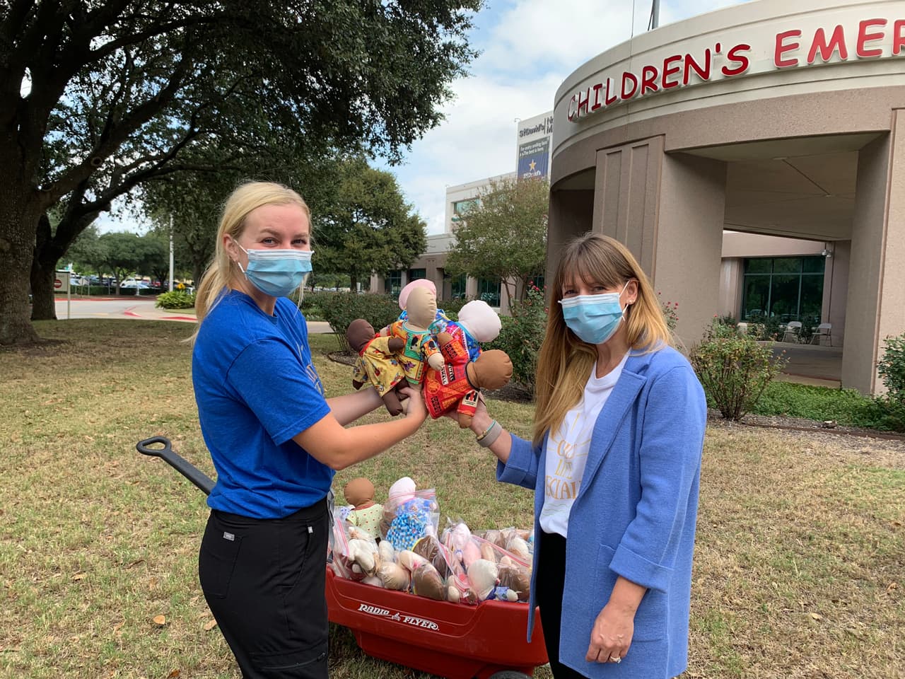 Según el hospital, los menores pueden dibujar una cara, dedos de manos, pies y cualquier otra cosa que los haga propios.