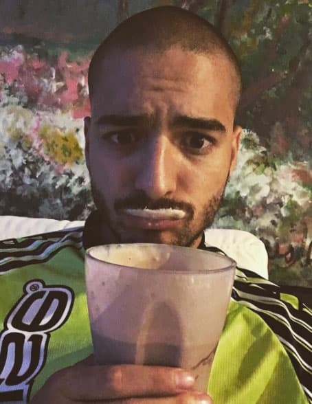 Maluma tomando un batido de proteína... ¿No le habrá gustado?