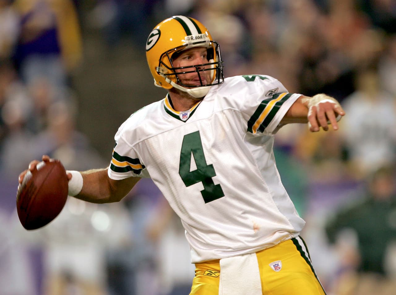 Lejos de mantener una relación, el quarterback Brett Favre quiso entrar en conquista de la periodista Jenn Steger, a quien le envió fotos íntimas suyas con audios y un video subido de tono.