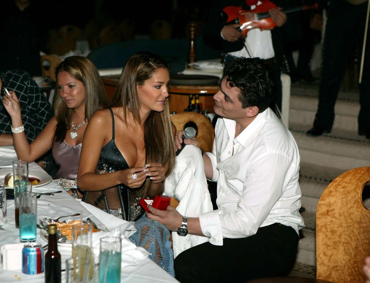 En 2005, luego de un evento artístico en Acapulco, Guerrero, José Manuel llegó al lugar donde se encontraba Ninel y la sorprendió con un anillo de compromiso.