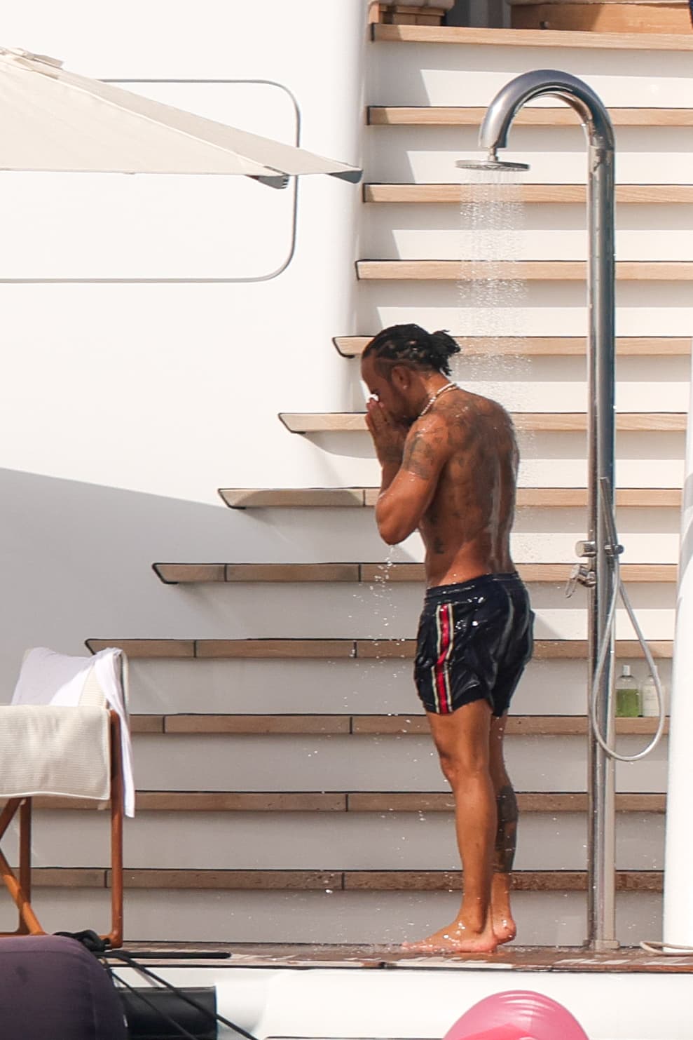Más tarde, se enjuagó el agua salada en la regadera del yate para disfrutar tranquilo junto a sus amigos.
<br>