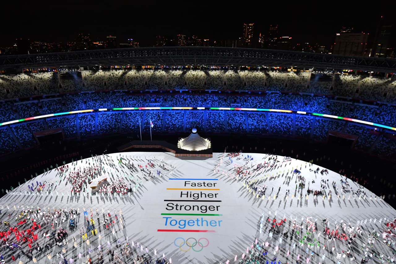 El lema olímpico apareció en el centro de la pista del estadio olímpico de Tokyo 2020 tras el desfile de los atletas.
