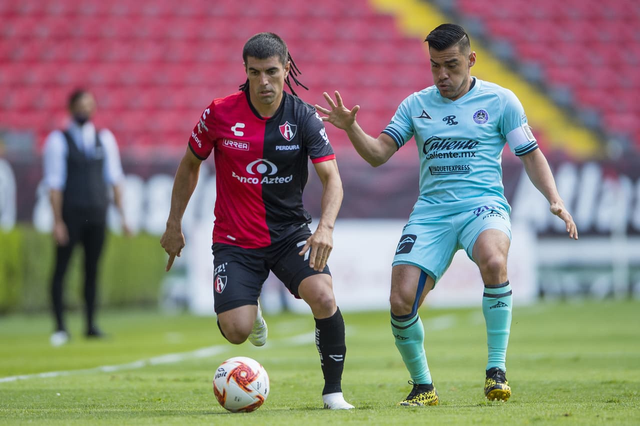 Los locales controlaban el esférico, pero aún no llegaban oportunidades importantes de gol.