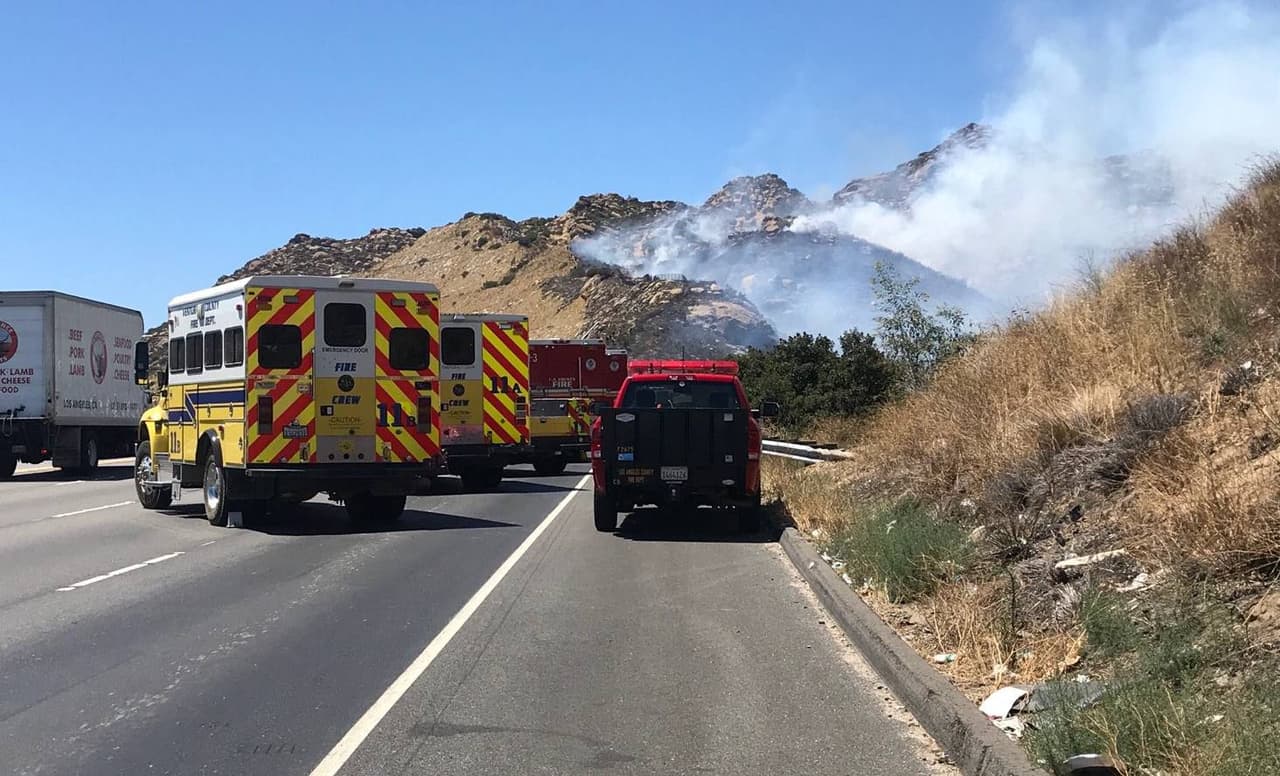 Incendio Peak causa cierre de carriles en autopista 118 en la zona de Chatsworth