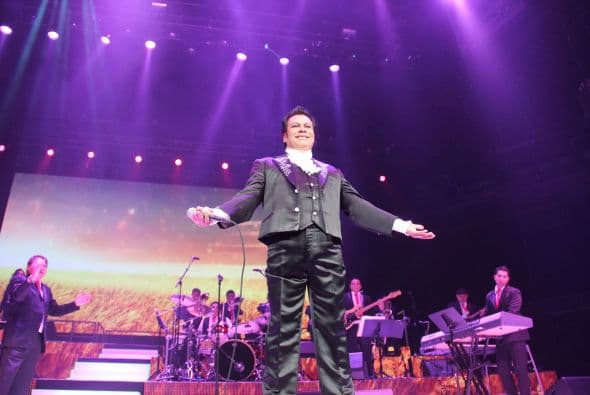El Divo de Juárez, Juan Gabriel, hizo retumbar Phoenix con su música, su voz y sus bailes, enloqueciendo a miles de fans que llenaron el US Airways Center. Con un "¡Viva México!", Juanga arrancó su gira de conciertos del tour "Volver" ante un auditorio repleto que respondió con la misma pasión. Este ícono mexicano deleitó al público con sus grandes éxitos como "Querida", "El Noa Noa", "Inocente pobre amigo," y "Amor Eterno" entre muchos otros. El cantante se entregó por entero a sus seguidores, quienes cantaron, bailaron, lloraron y hasta aprovecharon para tomarse una selfie en un espectáculo que fue divertido y emotivo a la vez.
