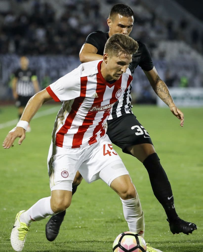 El delantero serbio Uros Djurdjevic (izquierda) estaría a punto de firmar con el Sporting de Gijón. Actualmente se encuentra en el Olimpiacos de Grecia.