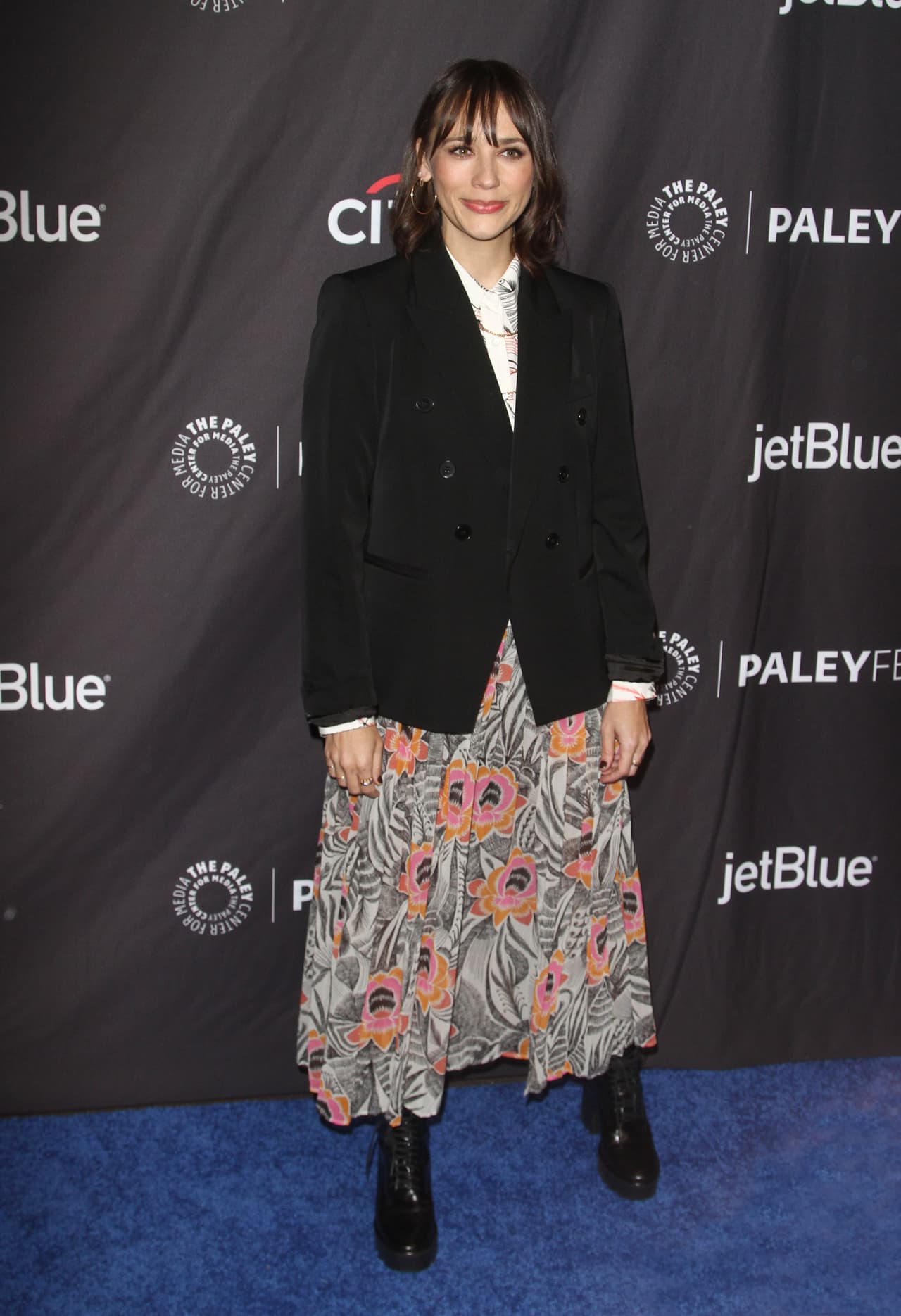 The Sun agrega que Mark Ronson estuvo anteriormente comprometido con la actriz y cantante Rashida Jones de 2003 a 2004.