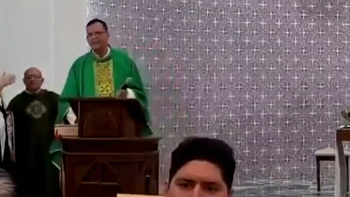 Una misa se convirtió en un momento de terror: Un sacerdote ordena cerrar las puertas ante una balacera