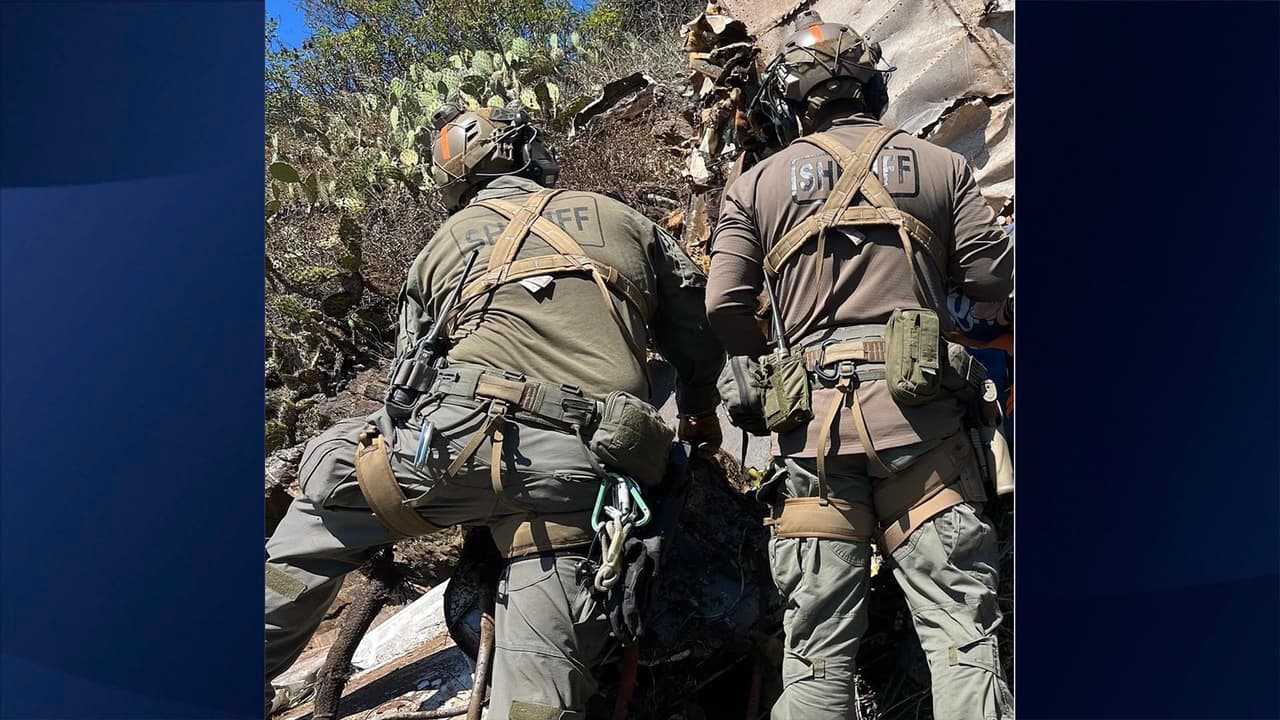 De acuerdo con autoridades, el bimotor Beechcraft 95
<b> se estrelló en un terreno escarpado a una milla al oeste del aeropuerto</b> privado de la isla.