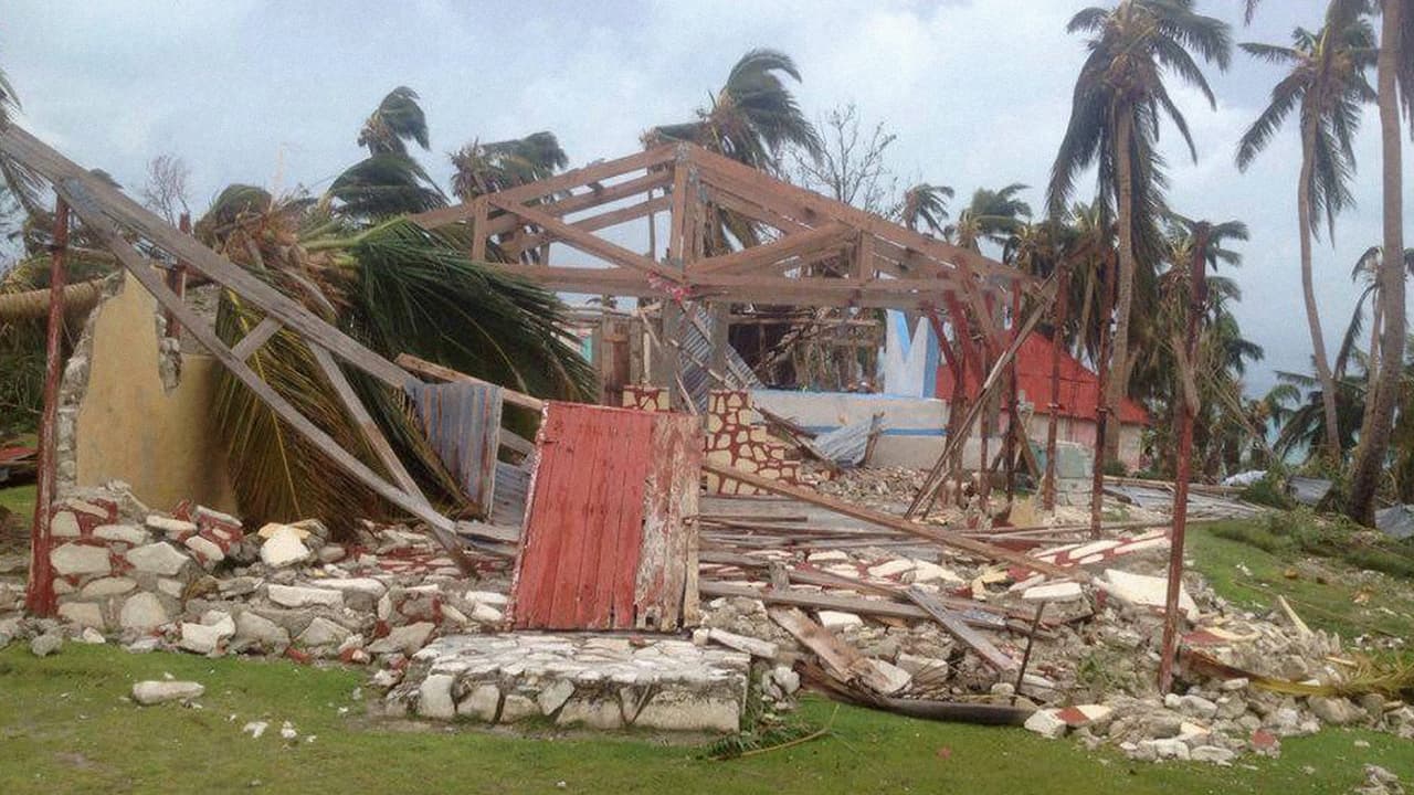 Ile-a-vache de Maarten Boute. Muchas casas son destruidos. La isla está sin comida y agua potable. El ejercito americana va a hacer un airdrop hoy (5) Download Open original More actions
