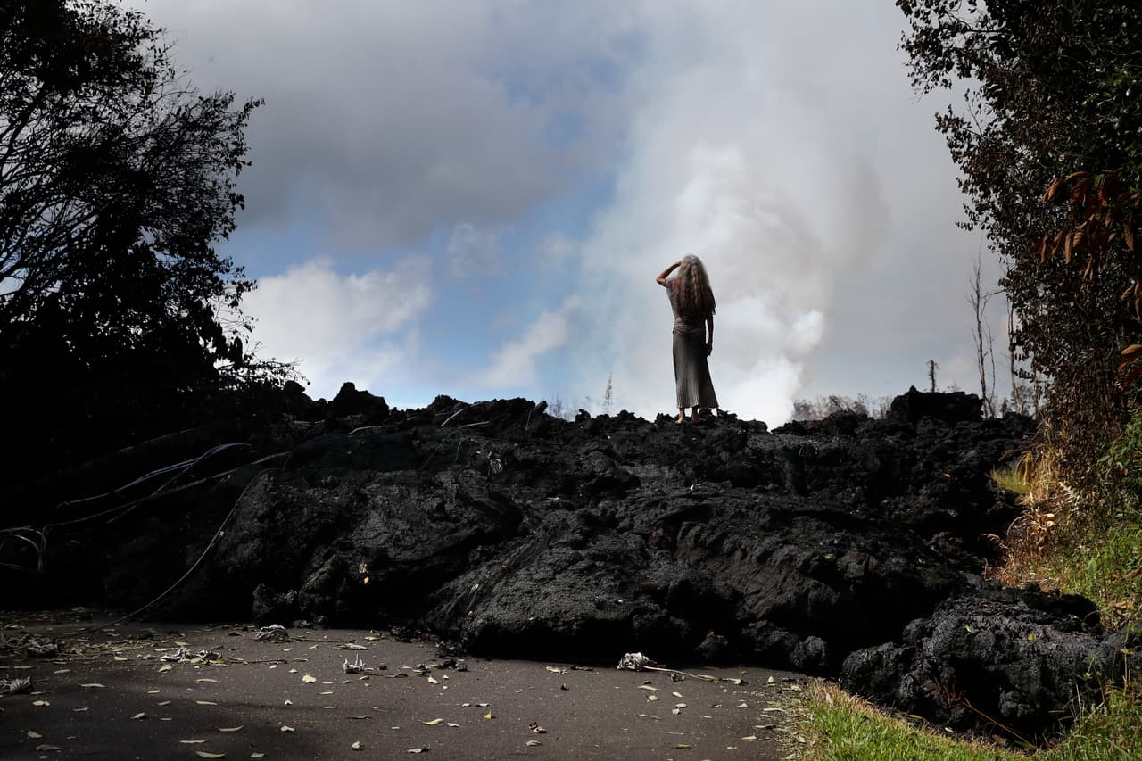 Hannique Ruder, una residente Leilani Estates, contempla la destrucción dejada por el volcán en su comunidad desde un montículo de lava solidificada.