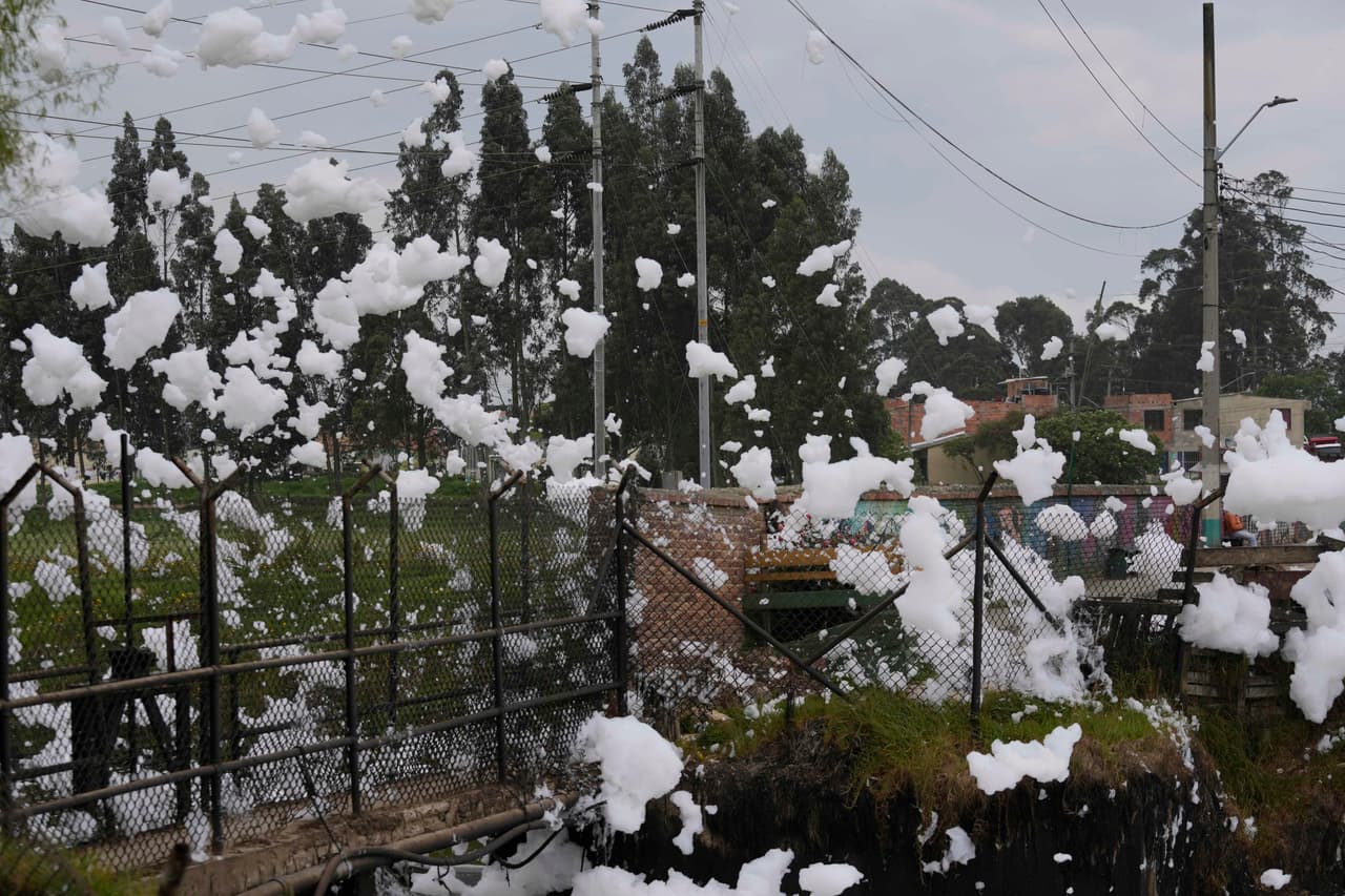 La inmensa capa de espuma tóxica sobrevuela la ciudad, a veces como trozos de algodón arrastrados por el viento. Patios, parques, escuelas, carreteras y casas están tapados por esta espuma maloliente. 
<br>
<br>