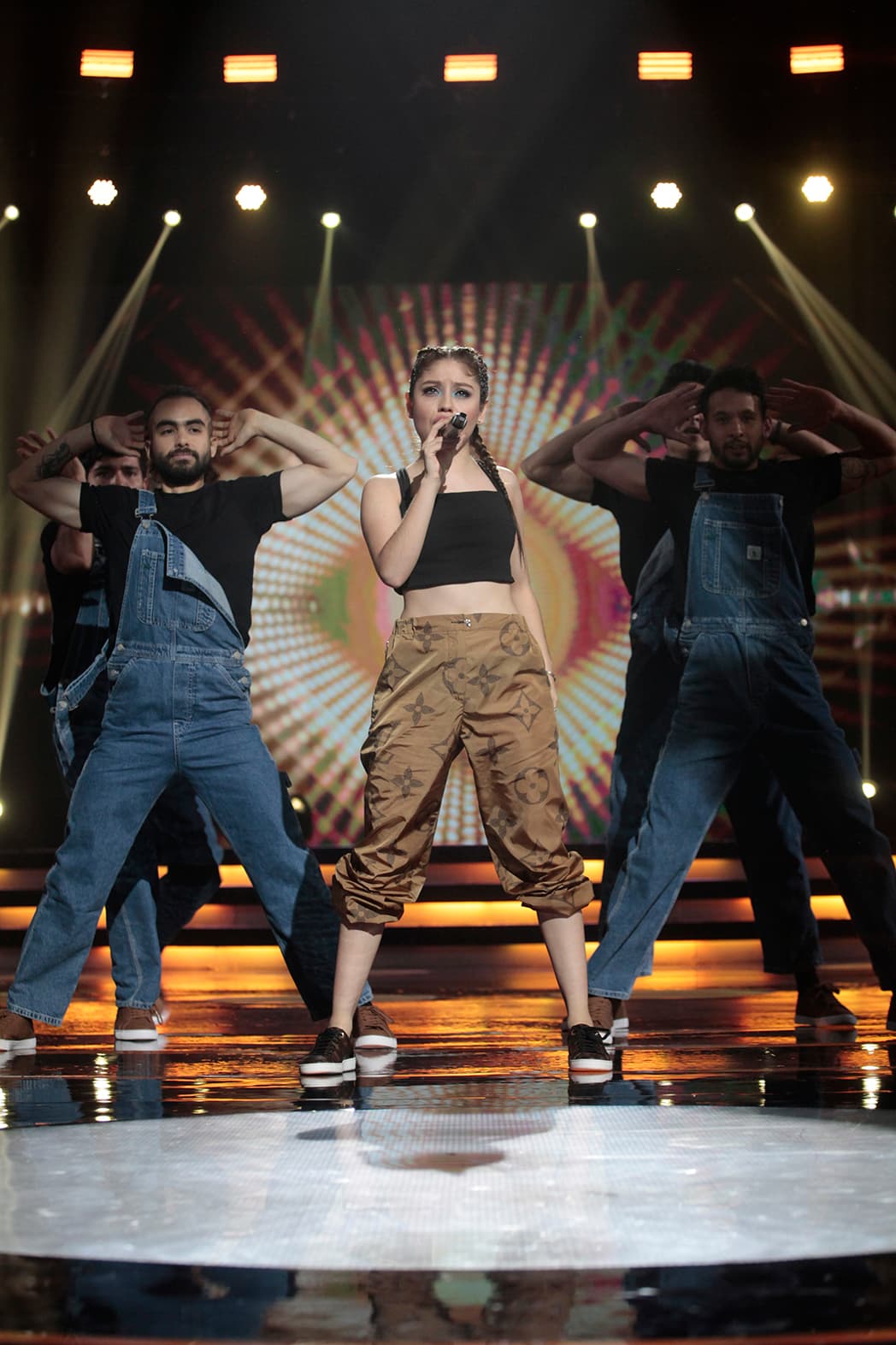 Había llegado el momento de que Karol Sevilla se apoderara nuevamente del escenario, ahora para interpretar su tema 'A bailar'. Karol puso a bailar a todos.