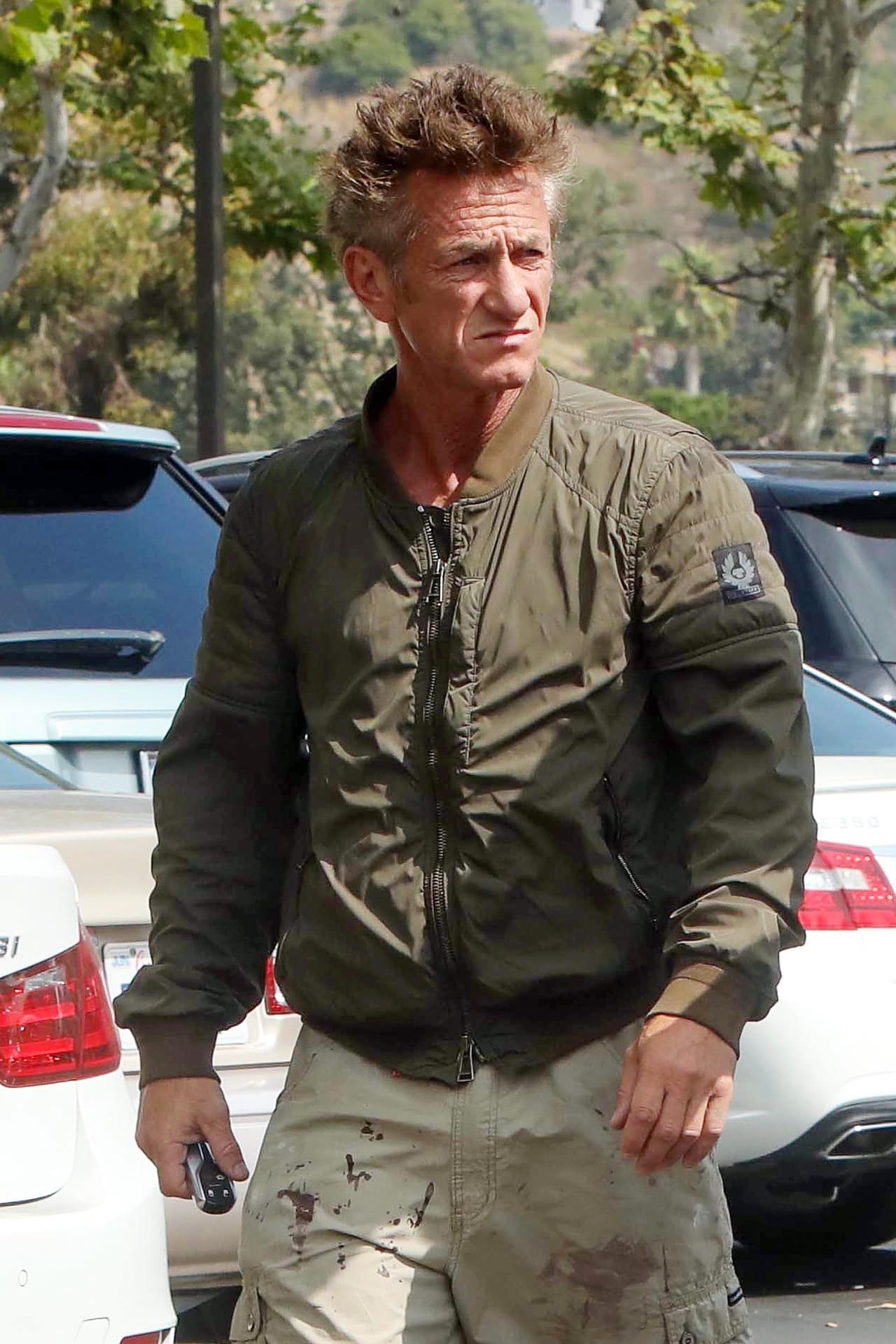 El actor Sean Penn pierde los estribos cada que un paparazzi se le acerca.