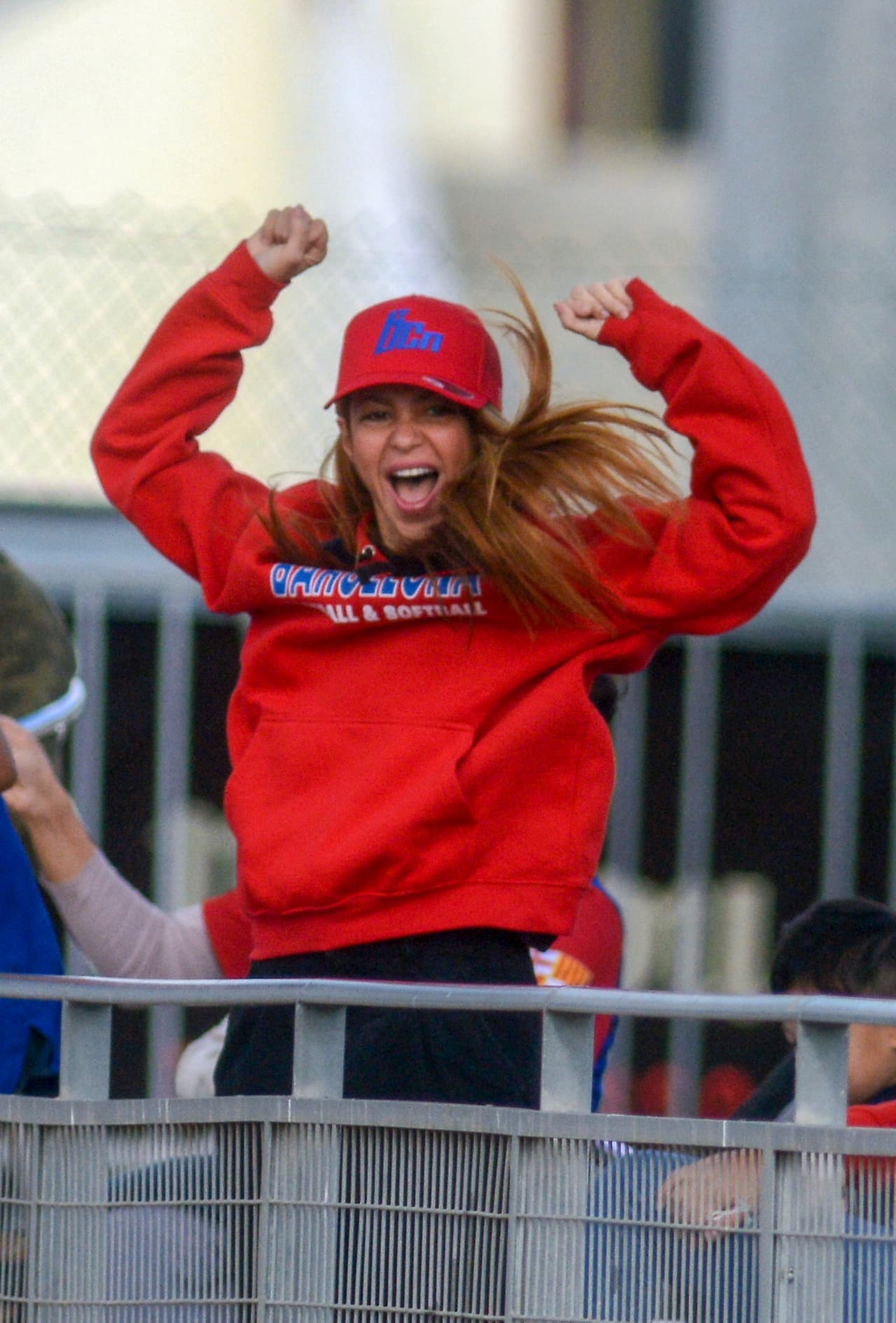 Fue un fin de semana de alegría para ella, pues no solo logró el acuerdo con Piqué, sino que además días antes
<b> <a href="https://www.univision.com/famosos/shakira-papa-hospitalizado-estado-de-salud" target="_blank">su papá, don William Mebarak</a></b>, fue dado de alta del hospital tras haber estado internado un par de semanas. 
<br>