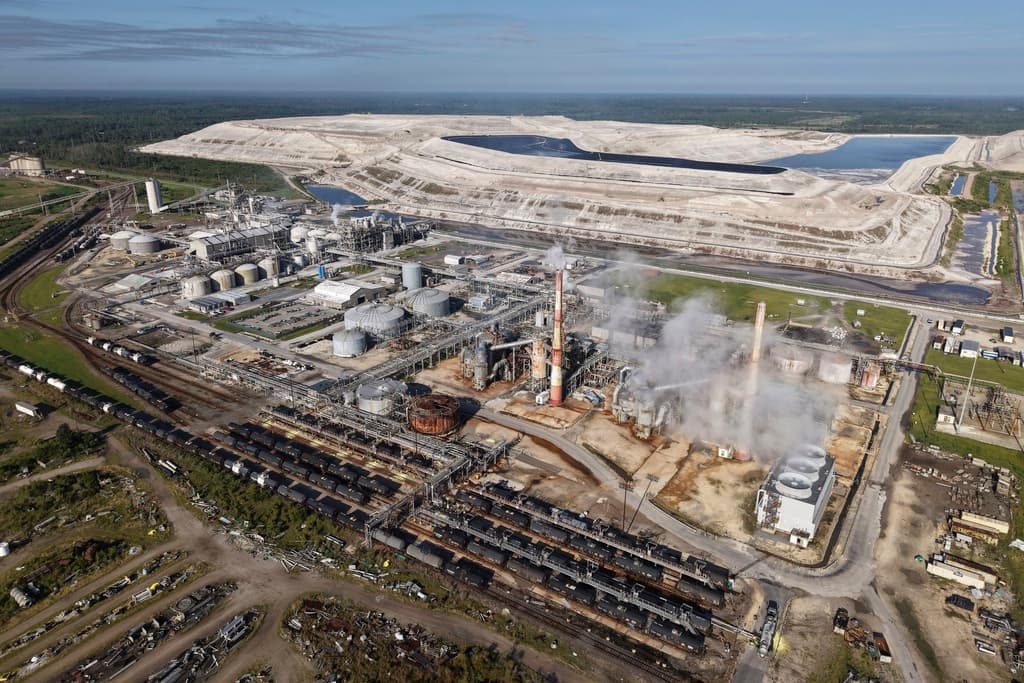 Exlegisladores como Dennis Jones advierten que los permisos para extraer agua del acuífero son insostenibles, pues la fuente no es infinita y la demanda actual ya excede lo que la naturaleza puede reponer.