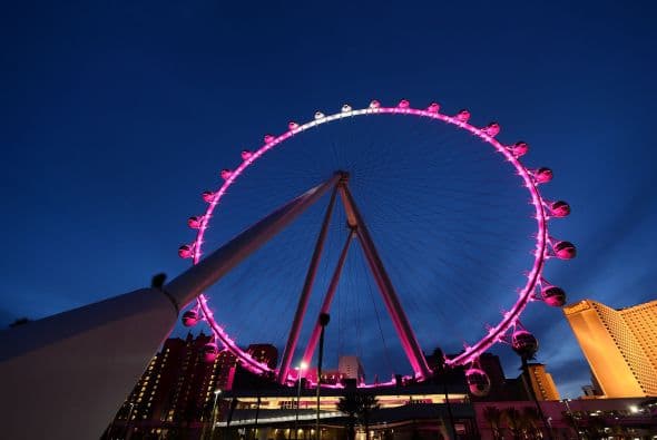 Los turistas de Las Vegas disfrutarán de una atracción que ofrece un panorama único de los resplandecientes casinos y montañas distantes.