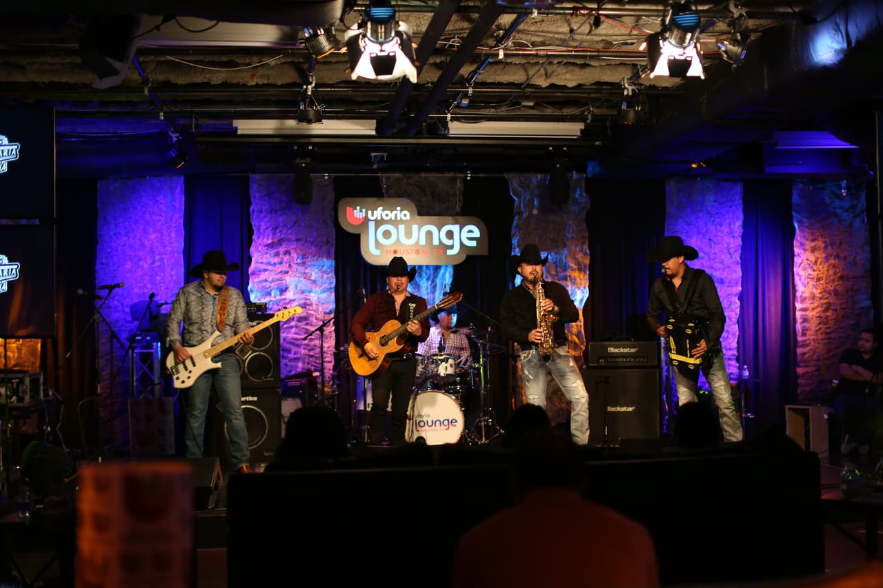 La Maquinaria Norteña, que recientemente estuvo nominada como Agrupación Norteña del Año en Premio Lo Nuestro, cantó el tema 'Todo es diferente', parte del disco 'Generación Maquinaria'.