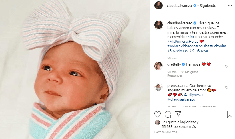 En la tierna imagen se puede apreciar a la bebé en todo su esplendor, luciendo un moño a rayas en la cabeza.