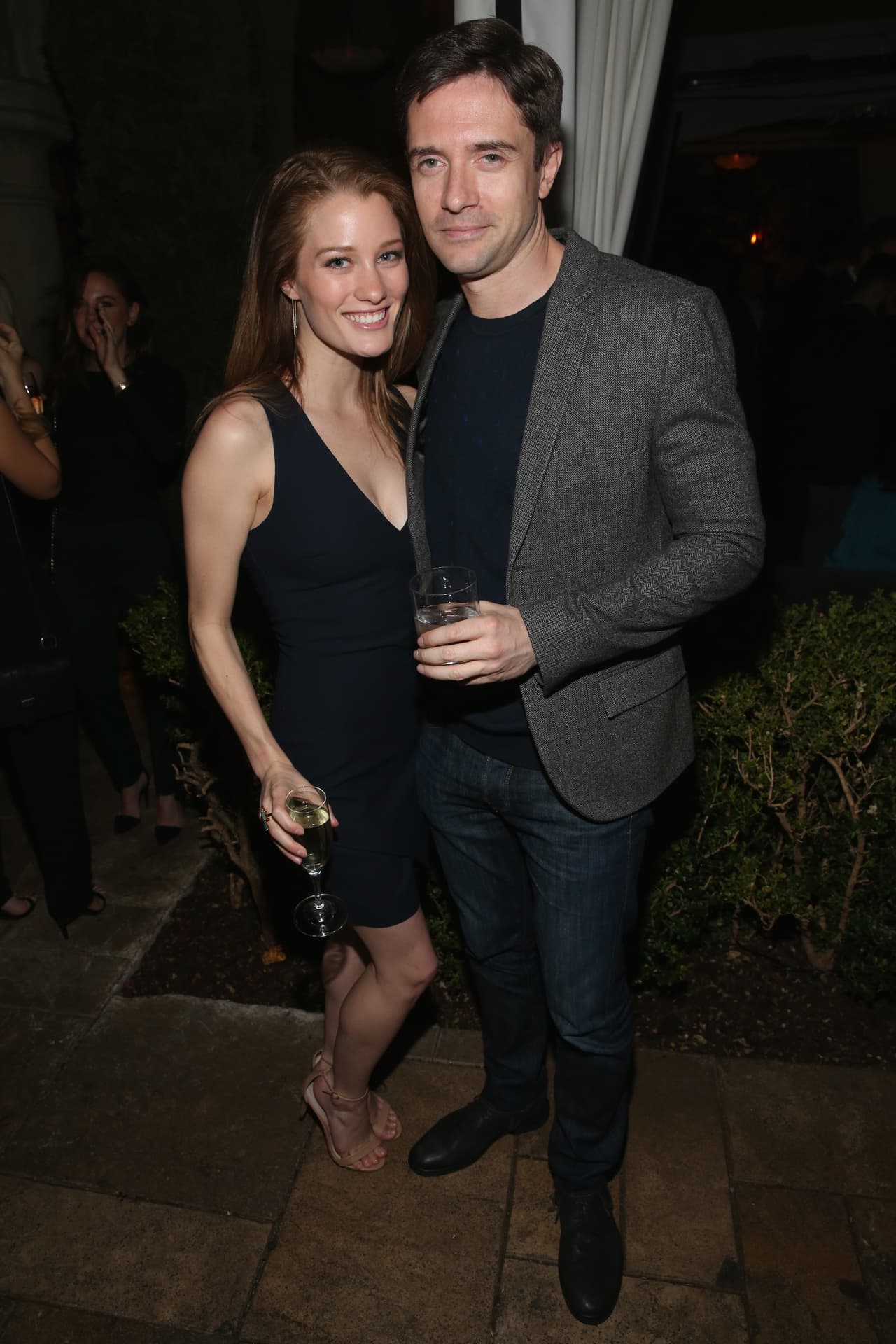Ashley Hinshaw y Topher Grace
