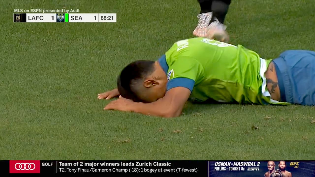 ¡Era suya y la dejó ir! Raúl Ruidíaz falla solo frente al portero