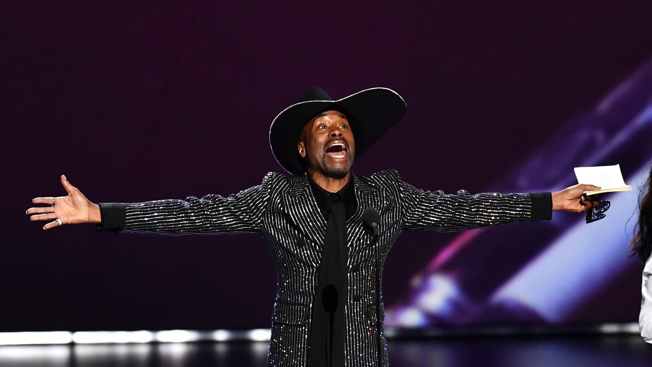 <b>8 - Billy Porter</b> hizo historia como el primer afroestadounidense abiertamente gay en ganar el Emmy al Mejor actor principal en una serie dramática, por 'Pose'. Eufórico, no bajó del escenario sin recalcar la importancia de que todos los seres humanos tengamos los mismos derechos.