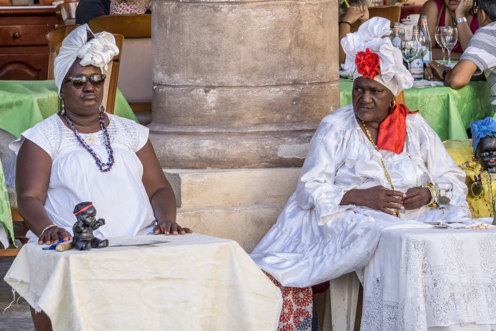 Está prohibido bañarse o dormir con ellos, mucho menos tener contacto físico con alguien más. Si alguno de los collares se rompe, suele ser señal de mal augurio y si eso pasa, se debe acudir de inmediato con el 'padrino' de santería para encontrar solución al problema.
<br>