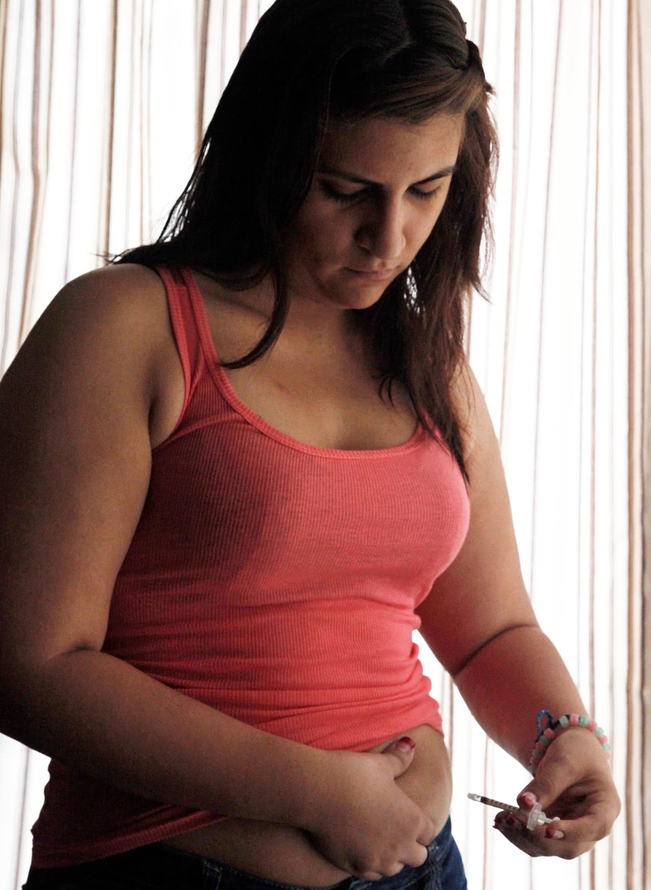Judith Garcia, una joven de 19 años, se inyecta insulina. Esta sustancia ahora se comercializa en diferentes formas: hay insulinas idénticas a la que el cuerpo produce, insulinas rápidas, lentas.
<br>
<br>Como indica la Asociación Americana de Diabetes, puede que la insulina no sea una cura para la diabetes, pero es literalmente un salvavidas.
<br>
<br>
<br>