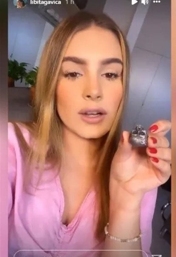 Por aquellas fechas, la mujer, que se identificó en redes sociales como Livia Gavica Farriols, ex reina del Carnaval de Mazatlán 2020, presumió tener el accesorio en su poder.
<br>