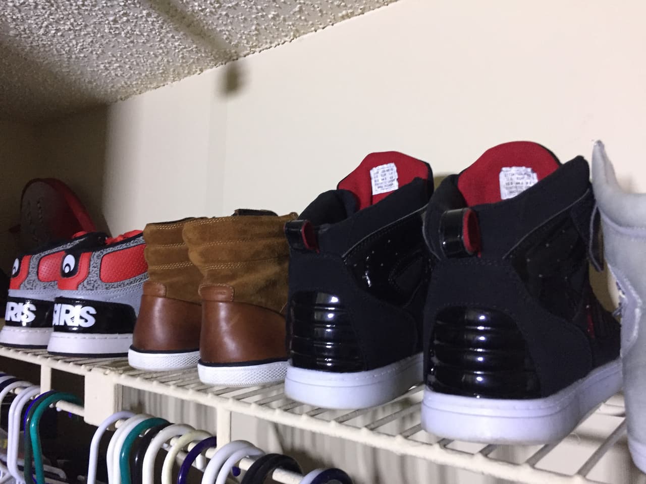 En su armario siempre encontraremos algunos tenis de colores, sus preferidos.