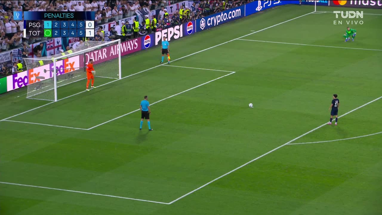 ¡CERCA! Vitinha disparó que se estrella en el poste.