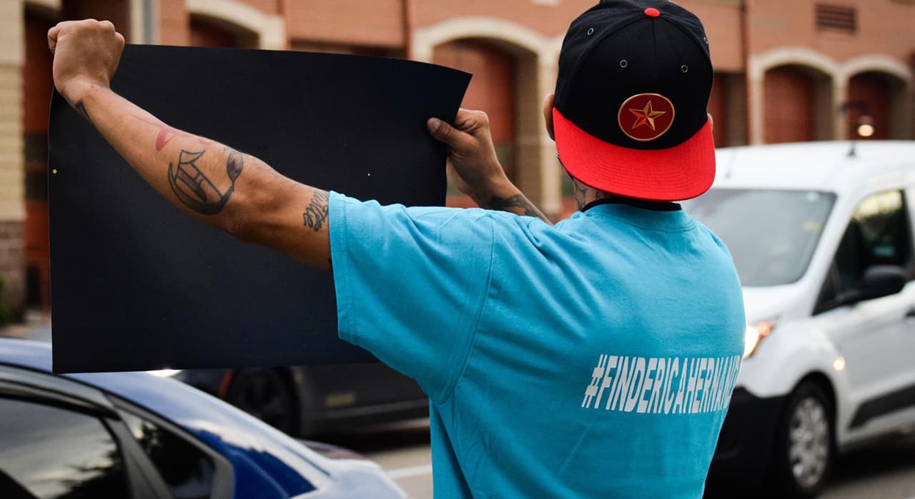 La familia repartió cientos de volantes al día en la zona donde desapareció.