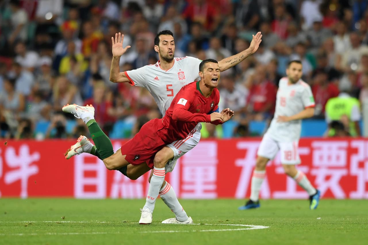 A raíz de los estragos que estaba causando el lusitano, la defensiva española comenzó a respirarle en la nuca y a jugarle más físico al astro del Real Madrid.