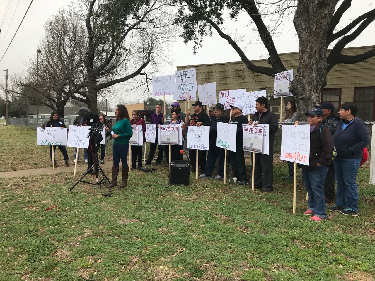 Los manifestantes exigen el regreso inmediato de su amado Bataan Community Center el cual fue puesto a la venta sin notificar a la comunidad que la ha utilizado durante décadas, según denunciaron.