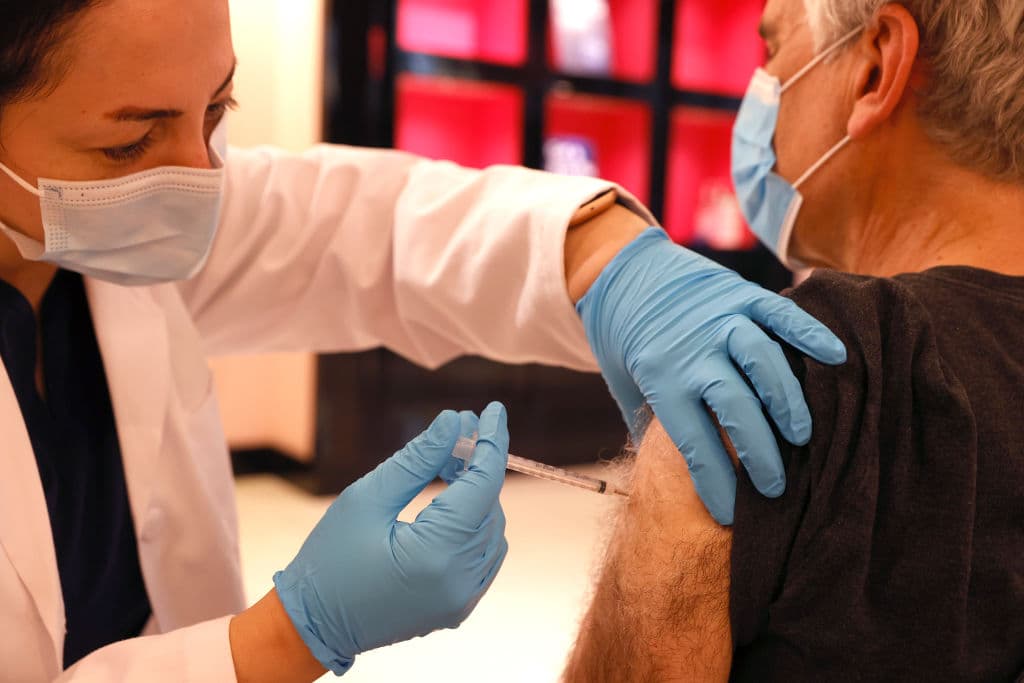 Sin embargo, su efecto junto al trabajo de las vacunas, permite afirmar que su tratamiento es seguro, incluso en contra de variantes como la Delta.