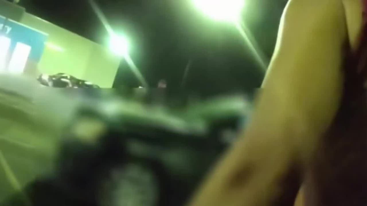 El momento en que rescatan a un bebé de 4 meses encerrado en un auto bajo altas temperaturas