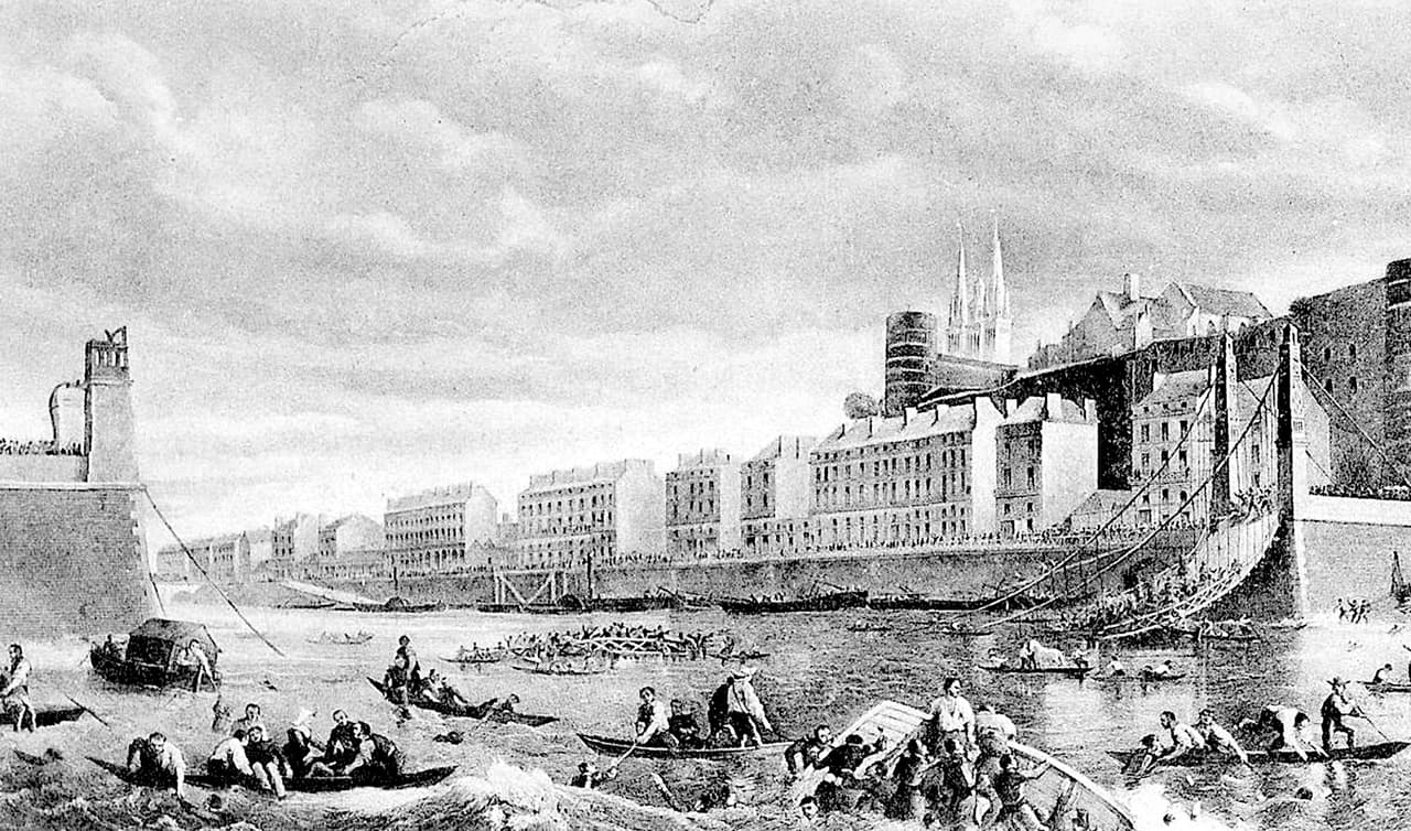 <b>Puente Basse-Chaîne, Angers, Francia (1850).</b>
<br>
<br>
<b>226 fallecidos. </b>
<br>
<br>Un batallón de 500 soldados franceses atravesaba el puente que cruza el río Maine en Angers en medio de una tormenta. Los fuertes vientos combinados con la fuerza de los pasos rítmicos de los soldados hicieron que el puente colgante de 335 pies de largo se balanceara severamente, rompiendo sus cables. 
<br>
<br>Una de las torres de hierro de la estructura se derrumbó sobre los soldados y la cubierta se desplomó en el río dejando 226 personas muertas. 
<br>
<br>Una investigación determinó que el accidente fue ocasionado por la tormenta, la corrosión de los anclajes del puente y el paso sincrónico de los soldados. 
<br>
<br>Según el portal worldhistory.com, como resultado de esta y otras tragedias similares en puentes colgantes se 
<a href="https://worldhistoryproject.org/1850/4/16/angers-bridge-collapse"><u>recomendó a los batallones romper el paso al cruzar puentes</u></a>, una costumbre que tenían los soldados romanos.
<br>