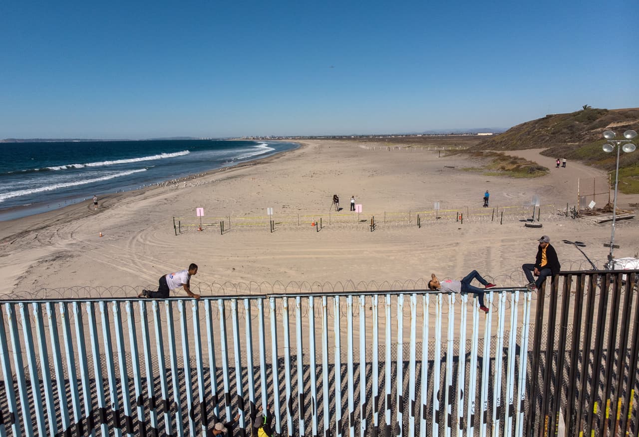 Vecinos de la ciudad fronteriza temen que la llegada de más migrantes se salga del control de las autoridades porque los albergues ya están colapsados.