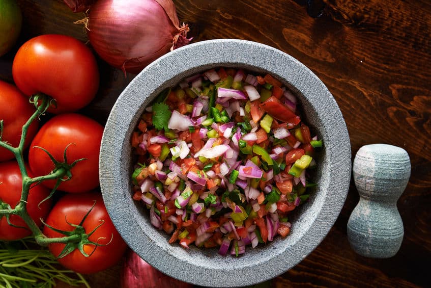 La salsa pico de gallo es originaria de México, se puede usar para acompañar tostadas, nachos, como ensalada o en la forma que prefieras.