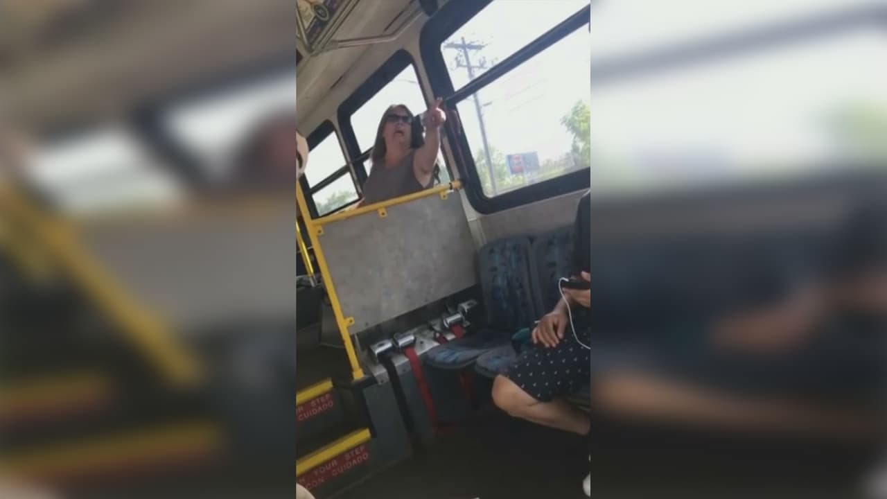 Una mujer se desquicia en un ataque racista hacia un inmigrante dentro de un autobús