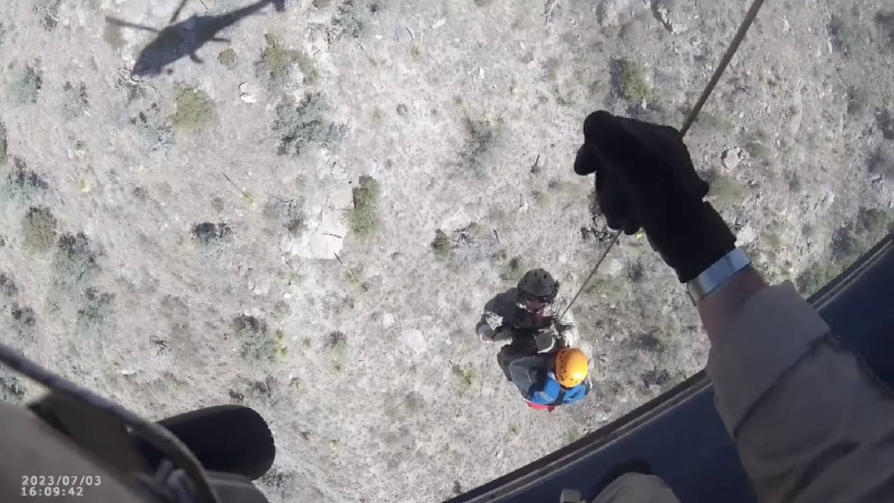 Una pareja fue localizada cerca de Montana Peak, al sur de Arivaca, luego de sufrir estrés y agotamiento por calor, lo que provocó que uno de ellos colapsara y la otra persona no pudiera continuar.