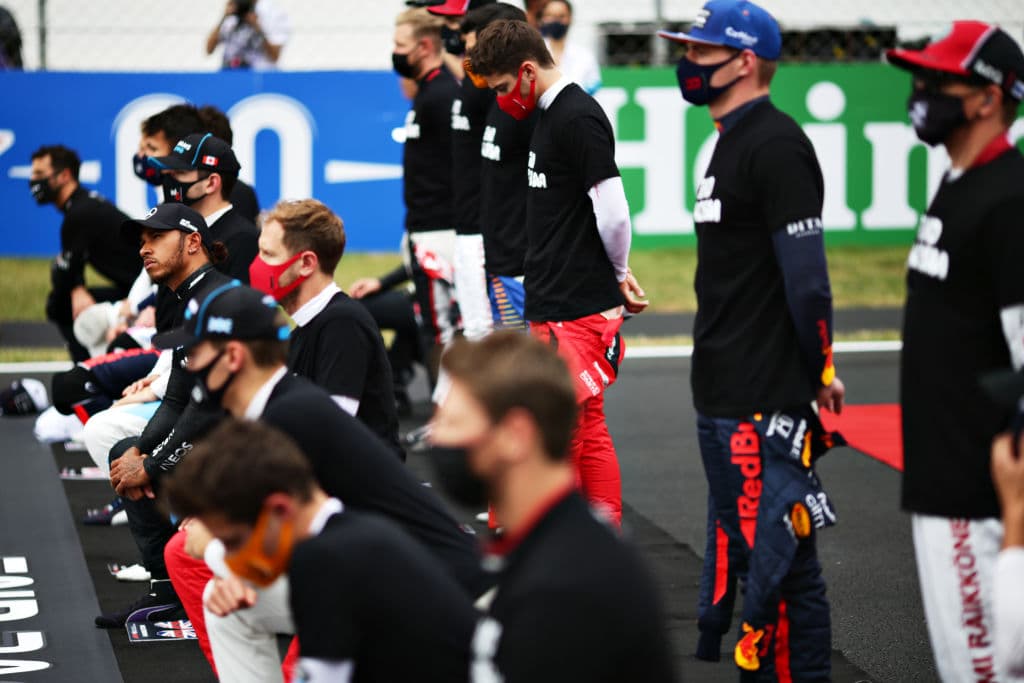 Lewis Hamilton lo hace de nuevo y rompe récord mundial con 92 carreras ganadas en la Formula 1. Se le unen al podio Valtieri Bottas y Max Verstappen. Muy buenas carreras de Charles Leclerc y del mexicano Sergio Pérez, pero la lluvia fue factor importante en este Gran Premio de Portugal.