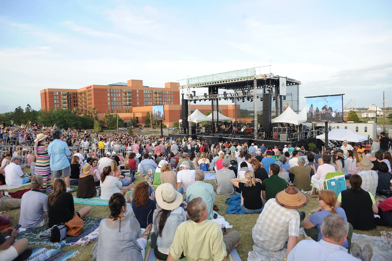 <b>DISFRUTA DE EVENTOS DE TEMPORADA</b>. Así como los narcisos, los cornejos y las azaleas florecen en la primavera en Georgia, también lo hacen los eventos deportivos y de arte al aire libre. Este año, por ejemplo, el International Cherry Blossom Festival en Macon es un favorito eterno, que se lleva a cabo del 19 al 28 de marzo de 2021, que presenta exhibiciones de arte, atracciones y espectáculos. Por su parte, el Savannah Music Festival del 18 al 30 de mayo de 2021 es el más grande del estado y presenta artistas de todos los géneros, incluidos el clásico, el jazz, el folk, el country y el rock.