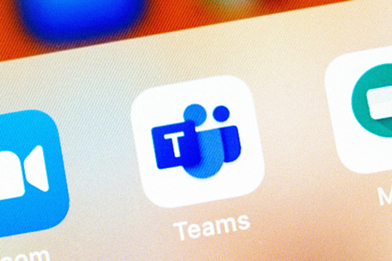 <b>Microsoft Teams</b>
<br>
<br>El servicio de trabajo virtual de Microsoft conecta a unos 100,000 usuarios por minuto.
<br>
<br>Microsoft genera 327,823 dólares de ganancias por minuto.
<br>
<br>En 1993 solo había 14 millones de usuarios de Internet en todo el mundo. Para tener una idea, eso es menos de lo que hoy en día hay en un país como Chile, dónde hay 14 millones de usuarios.
<br>