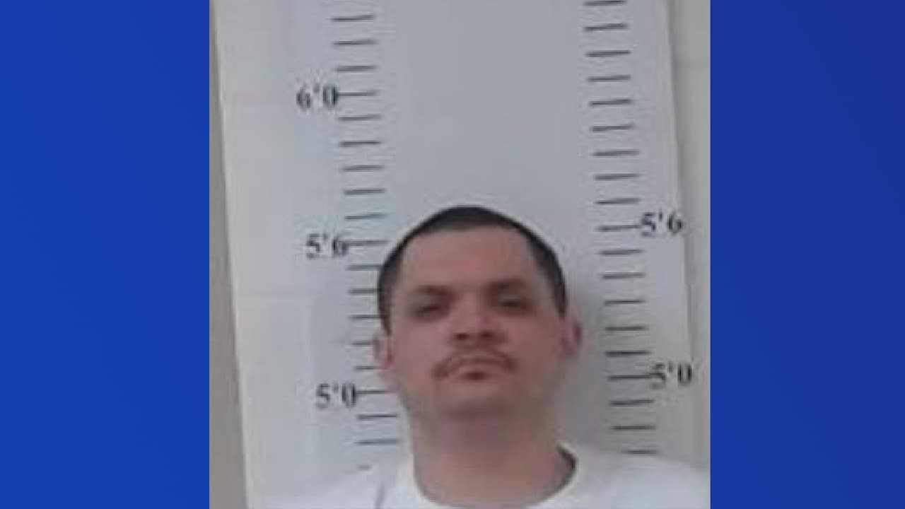 Buscan al reo Salvador Gallegos que escapó de una correccional federal en Seagoville al sur de Dallas