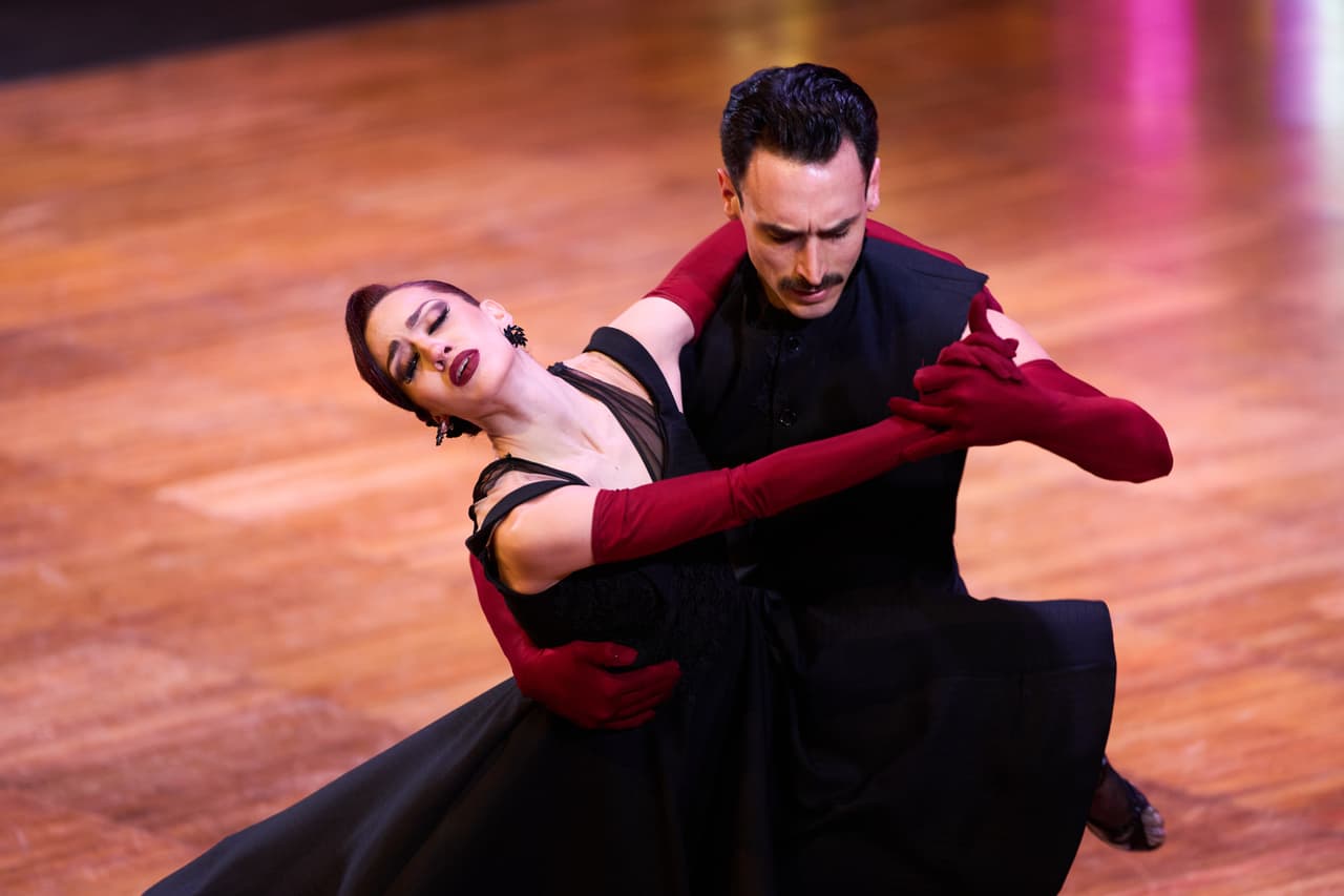 Cristian López y Naomi Tsutsumizaki compiten durante el Campeonato Mundial de Tango.